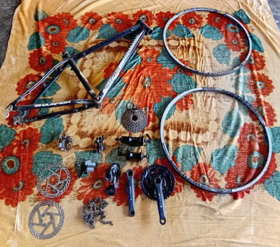 VENDO PEÇAS E BICICLETAS 