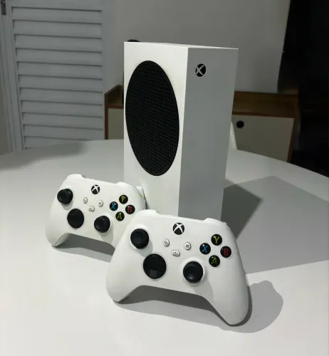 X Box Series S + 2 Controles Originais (Troco em Ps5 + volta)