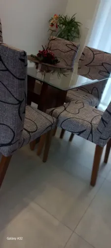 Vendo mesa com 06 cadeiras base e cadeiras em madeira e tampo de vidro 110x110