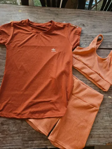 Conjunto fitness nunca usado! Na cor Telha, o conjunto une conforto com estilo. 3 peças!