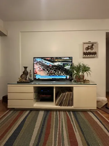 Rack branco com tampo de vidro removível