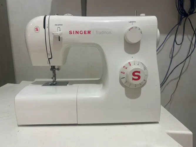 Máquina de costura doméstica singer 2250