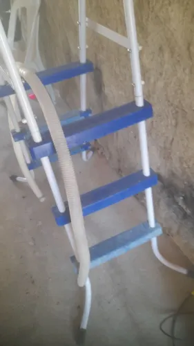VENDO ESCADA MAIS BOMBA DE PISCINA
