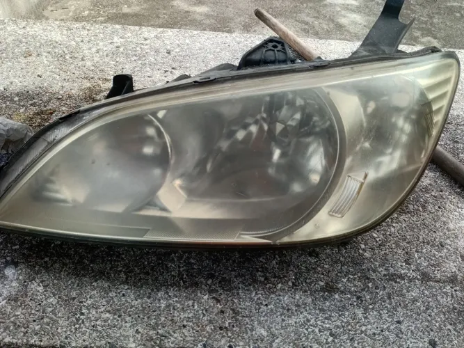 Vendo um farol lado esquerdo honda civic 2004em excelente estado.  Valor,  300 reais. 