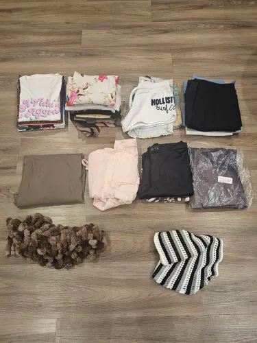 Lote com 40 peças de roupas femininas P/M