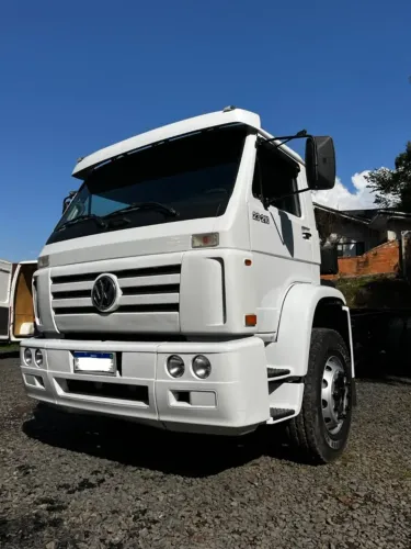 Caminhão Volkswagen 23-210 Truck no Chassi