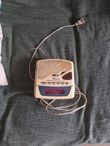 Radio relogio funcionando raridade.pequenos defeitos. Marca airstar