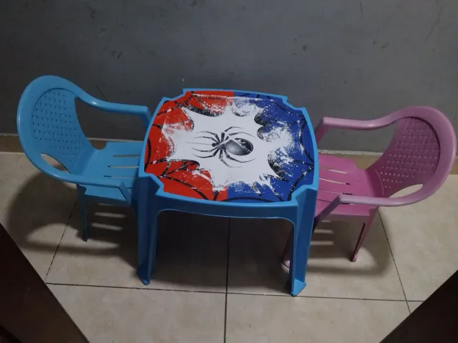Mesinha infantil  com  2 cadeiras 
