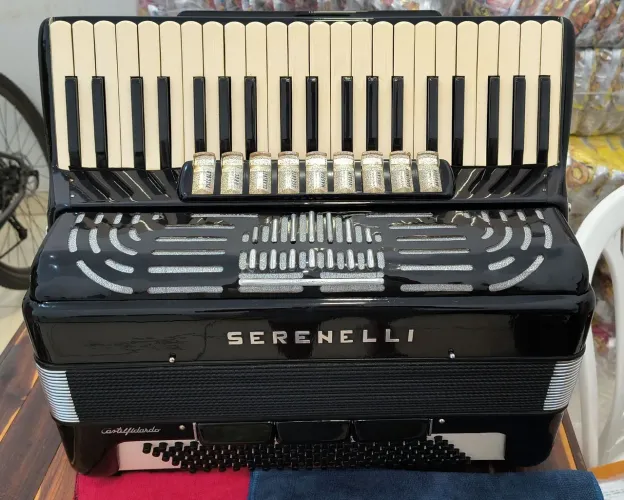 Acordeon Serenelli 120 baixos em quarta de voz tamanho grande 49cm