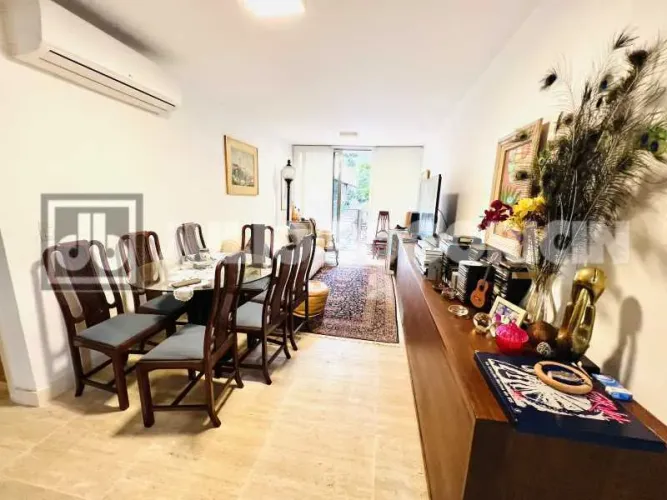 Apartamento de 2 quartos a venda no Leblon, predio moderno e de alto padron.
