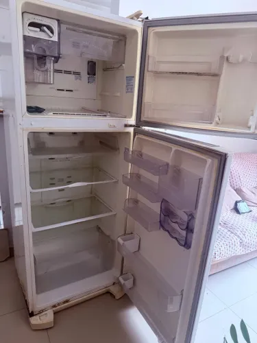 Geladeira Fróis Free para retirada de peças