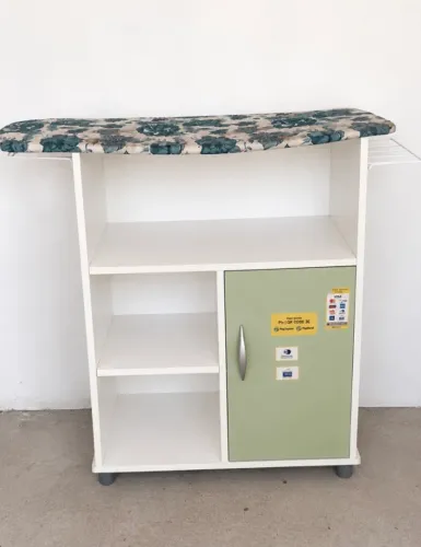 tábua de passar com armário R$100,00