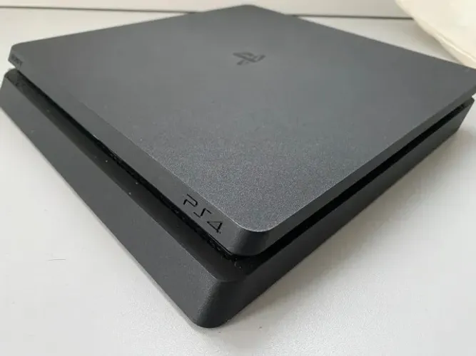PlayStation 4 Slim 1TB em ótimo estado!