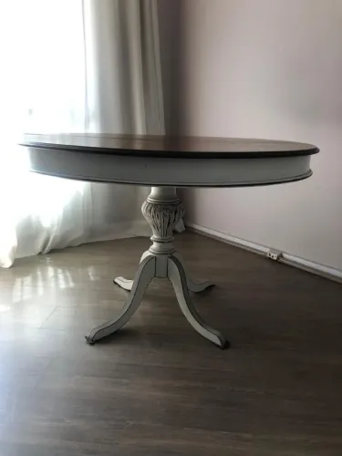 Mesa circular em madeira maciça 