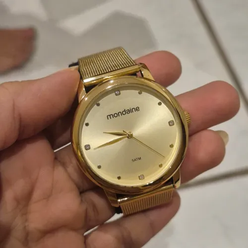 Relógio mondaine dourado fem