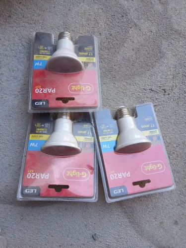 Luminária par 20 luz amarela 20 reais as três