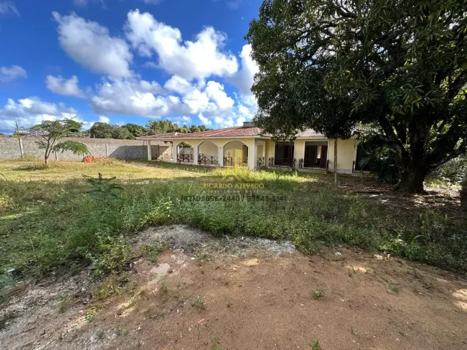 Casa com 5/4, com Terreno com área de quase 2.000 m², aluguel Antares. Ricardo Azevedo