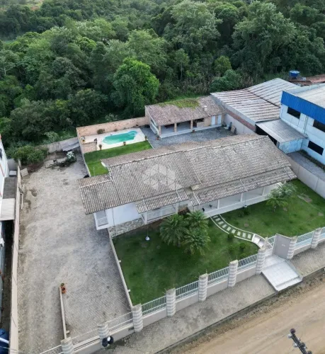 Residência ampla e completa com 333m² de área construída em terreno escriturado de 1.208m²
