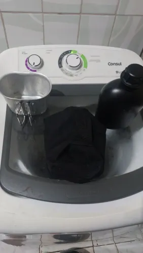 Vende-se cantil, porta-cantil e copo de alumínio.