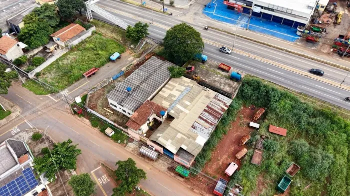 Cabeça de quadra com  galpão, frente pra avenida bandeirantes, rua neto, rua Cristo redent