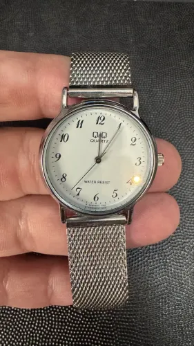 Relógio feminino QQ, marca da Citizen. Em inox.