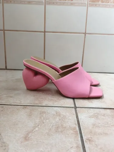 Tamanco com salto em formato de coração rosa tamanho 35