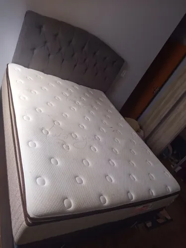 Cama casal Queen