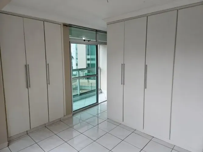 Lindo apartamento 1 Quarto de canto no Edifício Green Park, muitos armários e garagem