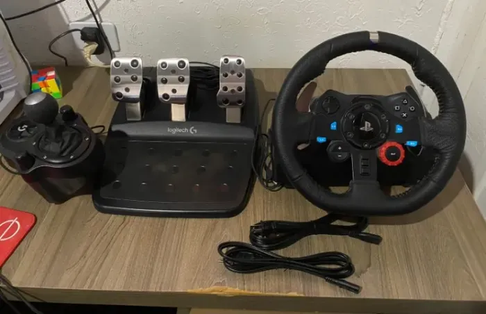 Logitech G29 com pedais + Cambio H-Shifter.