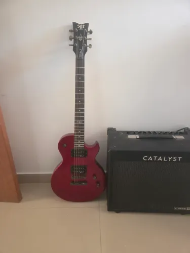 Guitarra SGR by Schecter Solo-II importada + Amplificador Line 6 Catalyst