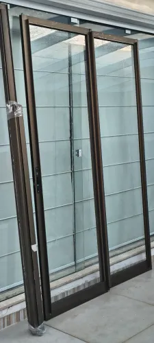 Porta de Alumínio Bronze com Vidro (1,57m x 2,27m) - Completa e Moderna