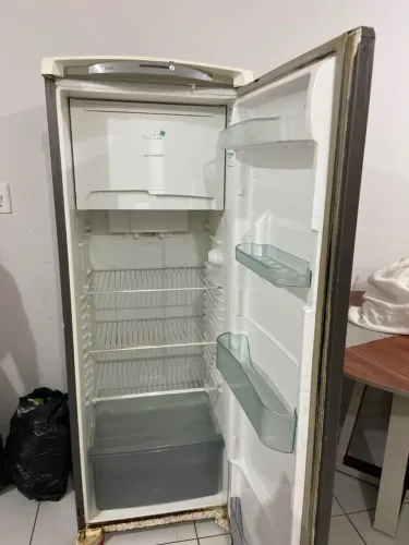 Vendo geladeira pra sair hoje baratinha peganfo tudo