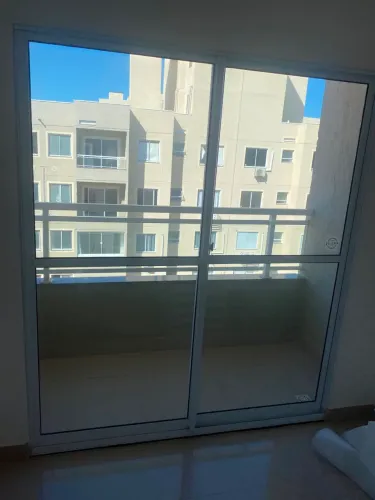 porta varanda de vidro e alumínio de duas folhas