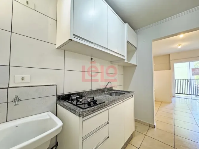 Apartamento semimobiliado para alugar na Zona 07 em Maringá, com 1 quarto, sacada, planeja