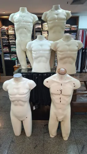 Manequins diversos para roupa masculina