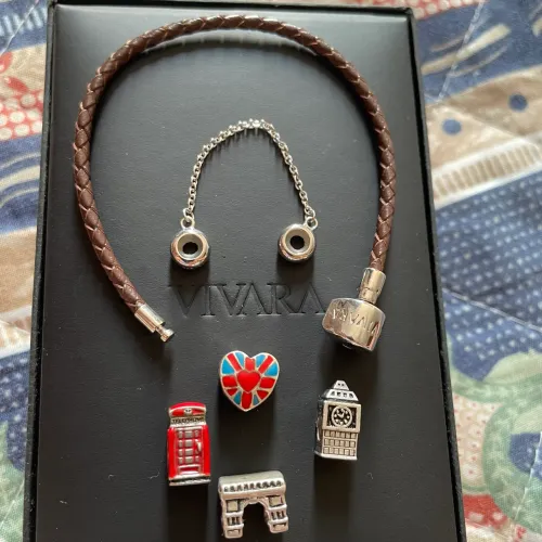Pulseira Vivara com berloques e separador originais !