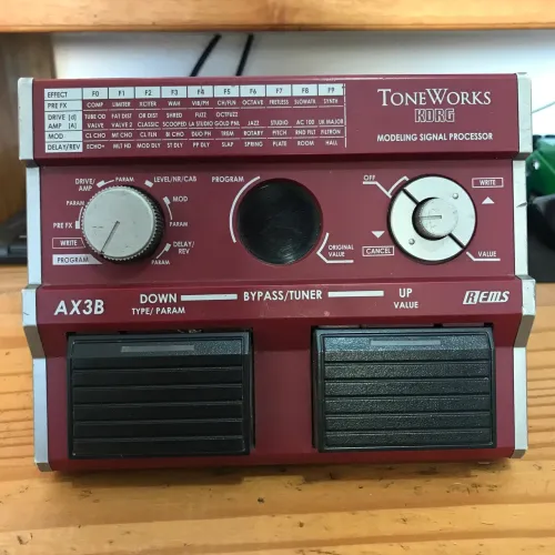 Pedaleira Korg Tone Works (baixo)