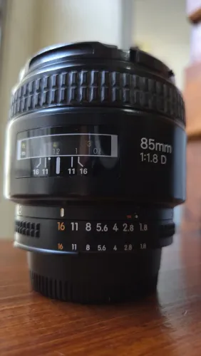Nikon 85mm f1.8 D