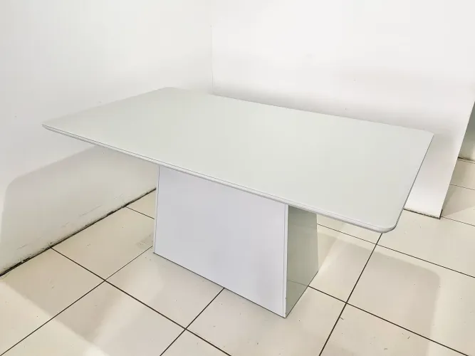 Vendo mesa de jantar, Estrutura 100% em MDF, Ideal para 4 a 6 lugares.