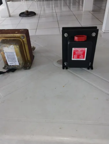 TRANSFORMADOR 127 PRA 220 PRA 127 UM DE 5000 V. OUTRO DE 3000V. SEME NOVO
