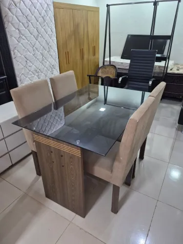 Mesa de jantar vidro de 1,20x0,80 e 4 cadeiras ( 2 estão firmes e 2 estão moles ) 
