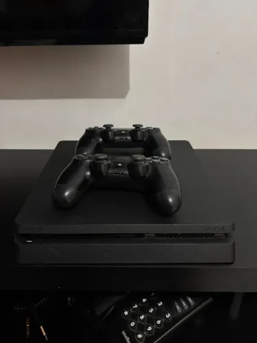 PS4 861GB acompanha dois controles e três jogos sendo esses da imagem e o Days Gone