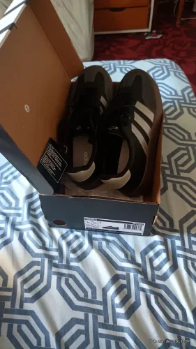 Tênis novinho nu 36 troco por outra coisa de meu interesse só 200 reais ou troco