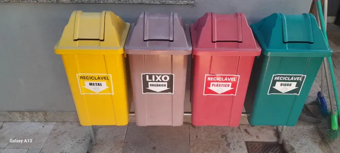 Vendo conjunto de lixeiras