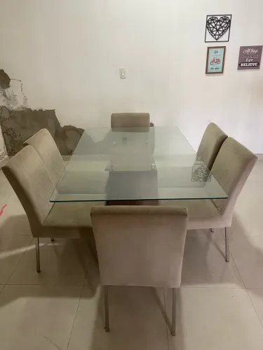 Mesa de Jantar de Vidro com 6 cadeiras estofadas