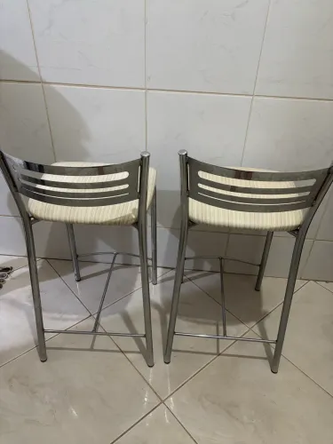 Banqueta alta de metal com encosto