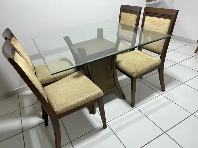 Mesa com 4 cadeiras