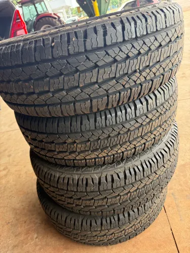 Pneus 275/70/18semi novo 