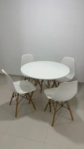 Mesa de Jantar Eiffel 90 cm + 4 Cadeiras ? R$ 600
