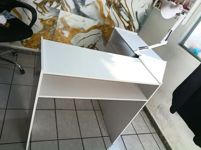 Mesa de Manicura, esmaltera, e lampada